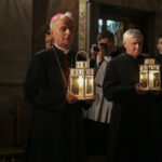 13.12.2015 Kielce. Kościół pw. Św. Wojciecha. Betlejemskie Światełko Pokoju dotarło do Kielc / Stanisław Blinstrub / Radio Kielce