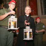 13.12.2015 Kielce. Kościół pw. Św. Wojciecha. Betlejemskie Światełko Pokoju dotarło do Kielc / Stanisław Blinstrub / Radio Kielce