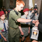 13.12.2015 Kielce. Kościół pw. Św. Wojciecha. Betlejemskie Światełko Pokoju dotarło do Kielc / Stanisław Blinstrub / Radio Kielce