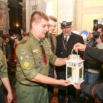 13.12.2015 Kielce. Kościół pw. Św. Wojciecha. Betlejemskie Światełko Pokoju dotarło do Kielc / Stanisław Blinstrub / Radio Kielce