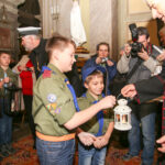 13.12.2015 Kielce. Kościół pw. Św. Wojciecha. Betlejemskie Światełko Pokoju dotarło do Kielc / Stanisław Blinstrub / Radio Kielce