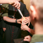 13.12.2015 Kielce. Kościół pw. Św. Wojciecha. Betlejemskie Światełko Pokoju dotarło do Kielc / Stanisław Blinstrub / Radio Kielce