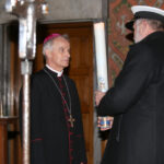 13.12.2015 Kielce. Kościół pw. Św. Wojciecha. Betlejemskie Światełko Pokoju dotarło do Kielc / Stanisław Blinstrub / Radio Kielce