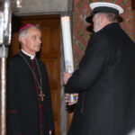 13.12.2015 Kielce. Kościół pw. Św. Wojciecha. Betlejemskie Światełko Pokoju dotarło do Kielc / Stanisław Blinstrub / Radio Kielce