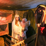 25.12.2015 Chmielnik. Żywa szopka z Maryją, Jezusem  i Józefem / Stanisław Blinstrub / Radio Kielce