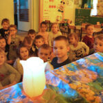 Dzieci z Przedszkola Samorządowego nr 5 słuchają "Latarenki" (4 grudnia 2015) / Kamil Król / Radio Kielce