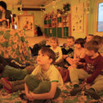 Dzieci z Przedszkola Samorządowego nr 5 słuchają "Latarenki" (4 grudnia 2015) / Kamil Król / Radio Kielce