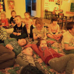 Dzieci z Przedszkola Samorządowego nr 5 słuchają "Latarenki" (4 grudnia 2015) / Kamil Król / Radio Kielce