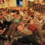 Dzieci z Przedszkola Samorządowego nr 5 słuchają "Latarenki" (4 grudnia 2015) / Kamil Król / Radio Kielce