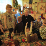 Dzieci z Przedszkola Samorządowego nr 5 słuchają "Latarenki" (4 grudnia 2015) / Kamil Król / Radio Kielce