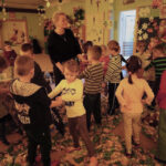 Dzieci z Przedszkola Samorządowego nr 5 słuchają "Latarenki" (4 grudnia 2015) / Kamil Król / Radio Kielce