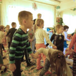 Dzieci z Przedszkola Samorządowego nr 5 słuchają "Latarenki" (4 grudnia 2015) / Kamil Król / Radio Kielce