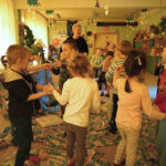 Dzieci z Przedszkola Samorządowego nr 5 słuchają "Latarenki" (4 grudnia 2015) / Kamil Król / Radio Kielce