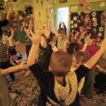 Dzieci z Przedszkola Samorządowego nr 5 słuchają "Latarenki" (4 grudnia 2015) / Kamil Król / Radio Kielce