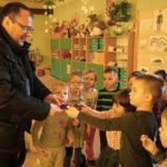 Dzieci z Przedszkola Samorządowego nr 5 wręczają przedstawicielowi Radia Kielce specjalną laurkę (4 grudnia 2015) / Agnieszka Żelazna / Przedszkole Samorządowe nr 5