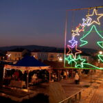 20.12.2015 Chęciny. Iluminacja świąteczna na Rynku / Piotr Michalski / Radio Kielce