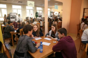 10.12.2015. Nauczyciele i uczniowie Zespołu Szkół Przemysłu Spożywczego w Kielcach zorganizowali "Żywą Bibliotekę" / Kamil Król / Radio Kielce