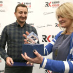 29.12.2015 Kielce. 2 tysiące 700 złotych zaoferował Łukasz Dziedzic z firmy EkoEnergia Polska za komplet filiżanek przyozdobionych przez Łukasza Golca. Dziś w siedzibie Radia Kielce odebrał ćmielowską porcelanę. / Stanisław Blinstrub / Radio Kielce