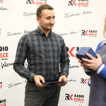 29.12.2015 Kielce. 2 tysiące 700 złotych zaoferował Łukasz Dziedzic z firmy EkoEnergia Polska za komplet filiżanek przyozdobionych przez Łukasza Golca. Dziś w siedzibie Radia Kielce odebrał ćmielowską porcelanę. / Stanisław Blinstrub / Radio Kielce