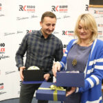 29.12.2015 Kielce. 2 tysiące 700 złotych zaoferował Łukasz Dziedzic z firmy EkoEnergia Polska za komplet filiżanek przyozdobionych przez Łukasza Golca. Dziś w siedzibie Radia Kielce odebrał ćmielowską porcelanę. / Stanisław Blinstrub / Radio Kielce