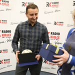 29.12.2015 Kielce. 2 tysiące 700 złotych zaoferował Łukasz Dziedzic z firmy EkoEnergia Polska za komplet filiżanek przyozdobionych przez Łukasza Golca. Dziś w siedzibie Radia Kielce odebrał ćmielowską porcelanę. / Stanisław Blinstrub / Radio Kielce