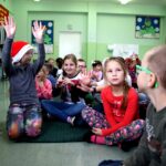 04.12.2015. "Latarenki" słuchają dzieci ze Szkoły Podstawowej nr 25 / Stanisław Blinstrub / Radio Kielce
