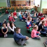 04.12.2015. "Latarenki" słuchają dzieci ze Szkoły Podstawowej nr 25 / Stanisław Blinstrub / Radio Kielce