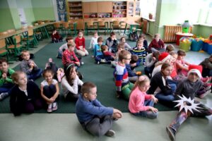 04.12.2015. "Latarenki" słuchają dzieci ze Szkoły Podstawowej nr 25 / Stanisław Blinstrub / Radio Kielce