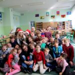 04.12.2015. "Latarenki" słuchają dzieci ze Szkoły Podstawowej nr 25 / Stanisław Blinstrub / Radio Kielce