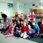 04.12.2015. "Latarenki" słuchają dzieci ze Szkoły Podstawowej nr 25 / Stanisław Blinstrub / Radio Kielce