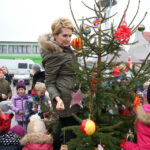 19.12.2015. Strojenie choinek na rynku w Daleszycach / Kamil Król / Radio Kielce