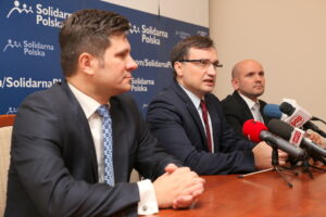 07.12.2015. Konferencja Solidarne Polski, od lewej: senator RP Jacek Włosowicz, poseł, Minister Sprawiedliwości Zbigniew Ziobro, dyrektor biura Michał Gosek / Kamil Król / Radio Kielce