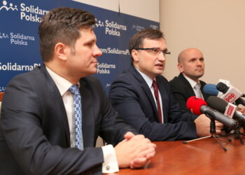 07.12.2015. Konferencja Solidarne Polski, od lewej: senator RP Jacek Włosowicz, poseł, Minister Sprawiedliwości Zbigniew Ziobro, dyrektor biura Michał Gosek / Kamil Król / Radio Kielce