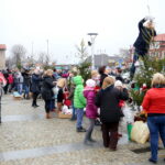 19.12.2015. Strojenie choinek na rynku w Daleszycach / Kamil Król / Radio Kielce