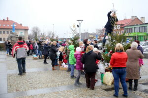 19.12.2015. Strojenie choinek na rynku w Daleszycach / Kamil Król / Radio Kielce