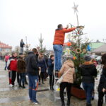 19.12.2015. Strojenie choinek na rynku w Daleszycach / Kamil Król / Radio Kielce