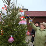 19.12.2015. Strojenie choinek na rynku w Daleszycach / Kamil Król / Radio Kielce