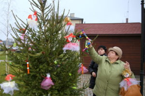 19.12.2015. Strojenie choinek na rynku w Daleszycach / Kamil Król / Radio Kielce