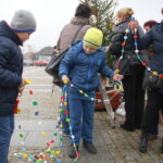 19.12.2015. Strojenie choinek na rynku w Daleszycach / Kamil Król / Radio Kielce