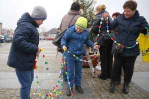 19.12.2015. Strojenie choinek na rynku w Daleszycach / Kamil Król / Radio Kielce