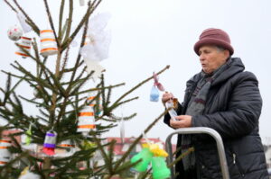 19.12.2015. Strojenie choinek na rynku w Daleszycach / Kamil Król / Radio Kielce