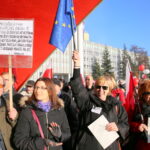 19.12.2015. Pikieta Komitetu Obrony Demokracji przeciwko łamaniu prawa i konstytucji przez najwyższe organy państwa / Kamil Król / Radio Kielce