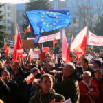 19.12.2015. Pikieta Komitetu Obrony Demokracji przeciwko łamaniu prawa i konstytucji przez najwyższe organy państwa / Kamil Król / Radio Kielce