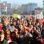 19.12.2015. Pikieta Komitetu Obrony Demokracji przeciwko łamaniu prawa i konstytucji przez najwyższe organy państwa / Kamil Król / Radio Kielce