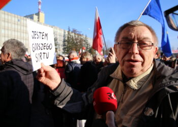 19.12.2015. Pikieta Komitetu Obrony Demokracji przeciwko łamaniu prawa i konstytucji przez najwyższe organy państwa / Kamil Król / Radio Kielce