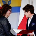 08.12.2015. Premier rządu  Beata Szydło wręcza Agacie Wojtyszek nominację na stanowisko wojewody świętokrzyskiego