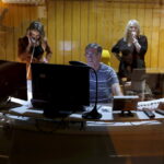 16.12.2015 Kielce. Gwiazdka z nieba - Finał trzeciego dnia licytacji. W środę podczas finału towarzyszyli nam aktorzy z Teatru Kubuś, muzyk Michał Zapała, i niezawodna grupa z Siemachy Kielce. / Jarosław Kubalski / Radio Kielce