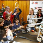 16.12.2015 Kielce. Gwiazdka z nieba - Finał trzeciego dnia licytacji. W środę podczas finału towarzyszyli nam aktorzy z Teatru Kubuś, muzyk Michał Zapała, i niezawodna grupa z Siemachy Kielce. / Jarosław Kubalski / Radio Kielce