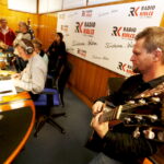 16.12.2015 Kielce. Gwiazdka z nieba - Finał trzeciego dnia licytacji. W środę podczas finału towarzyszyli nam aktorzy z Teatru Kubuś, muzyk Michał Zapała, i niezawodna grupa z Siemachy Kielce. / Jarosław Kubalski / Radio Kielce