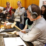 16.12.2015 Kielce. Gwiazdka z nieba - Finał trzeciego dnia licytacji. W środę podczas finału towarzyszyli nam aktorzy z Teatru Kubuś, muzyk Michał Zapała, i niezawodna grupa z Siemachy Kielce. / Jarosław Kubalski / Radio Kielce